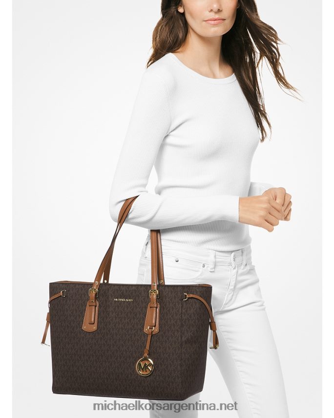 mujer marrón tote voyager mediano con logo Michael Kors T46HB01049