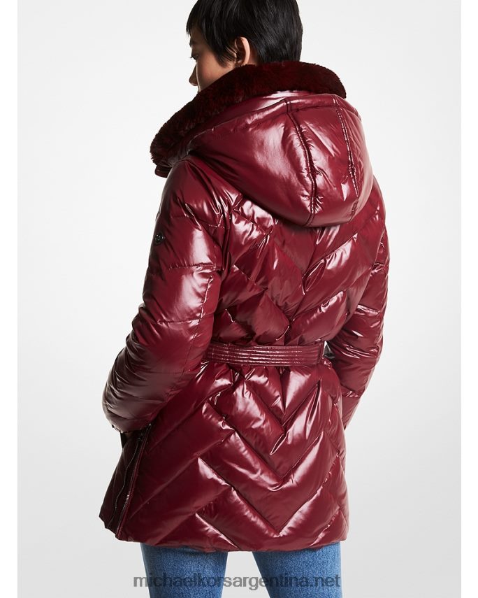 mujer rubí oscuro abrigo acolchado con cinturón de nailon acolchado con chevron y ribete de piel sintética Michael Kors T46HB0344